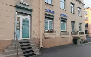 Вход в стоматологическую клинику "Витаника" на ул. Бабушкина, д. 48